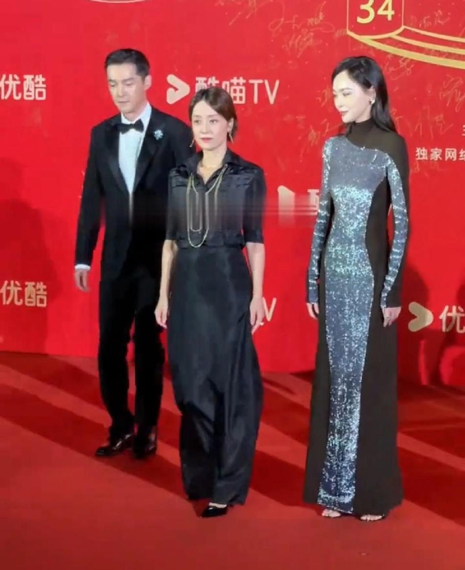 被称：马司令的底气，是熬出来的！娱乐圈就像个江湖，站位见地位。帅哥快步陪她，