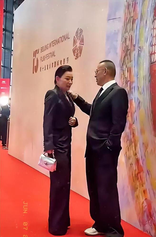 戴眼镜这位大哥西装革履，却穿了一双白色旅游鞋，怎么看怎么不协调。但是大哥的风度和