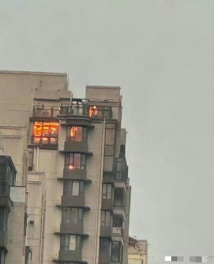 谁家好人把自己家装修成这样啊，对面楼的住户一个月打了六次119