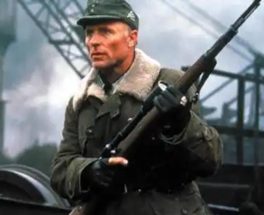 一块破麻布，缠在狙击枪上，成了国产战争剧近20年的“万能春药”。这玩意儿的祖师