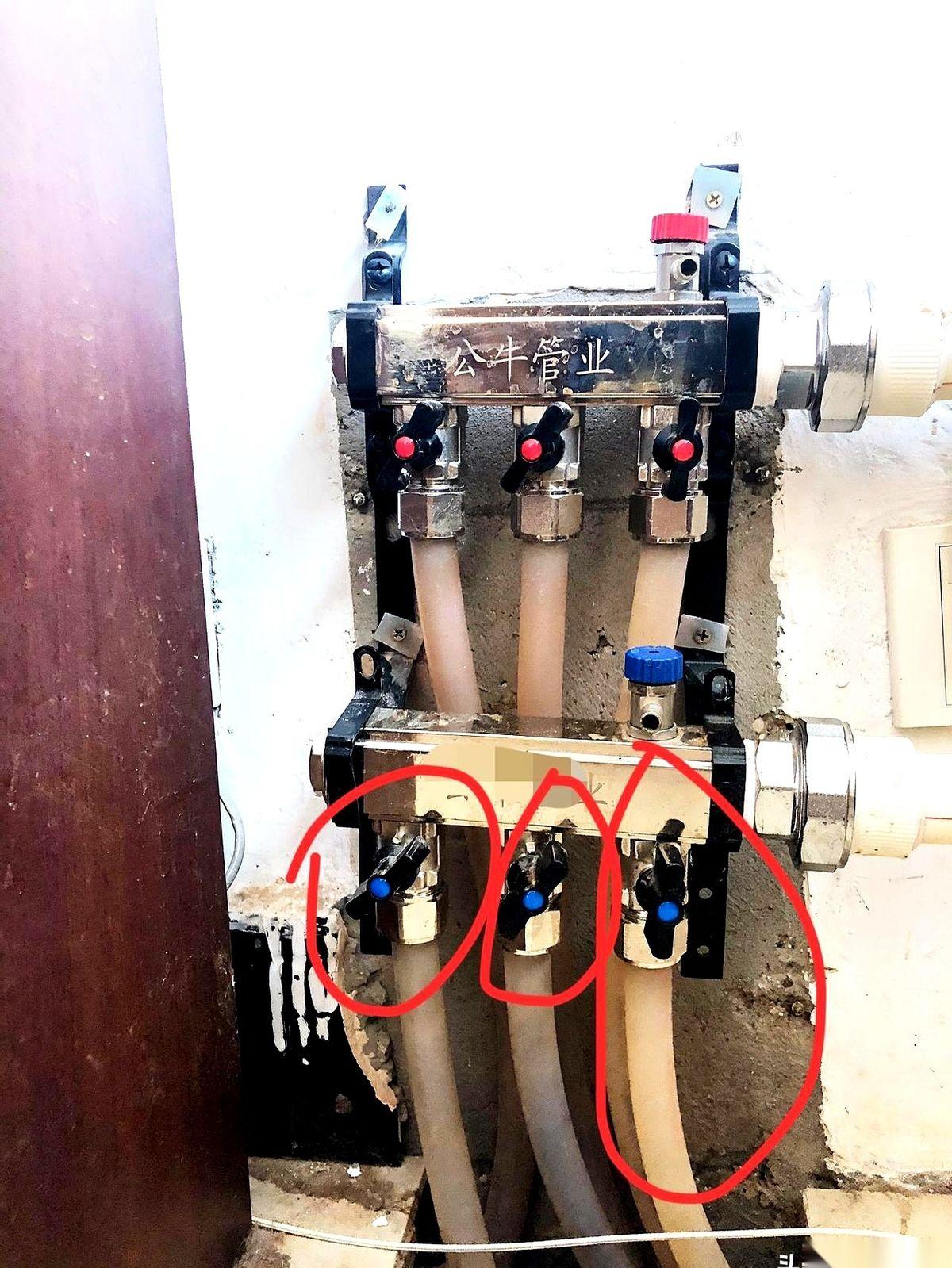 200块钱，请了俩师傅，拿着个像枪一样的东西对着我家地暖一通扫射。屏幕上，两根