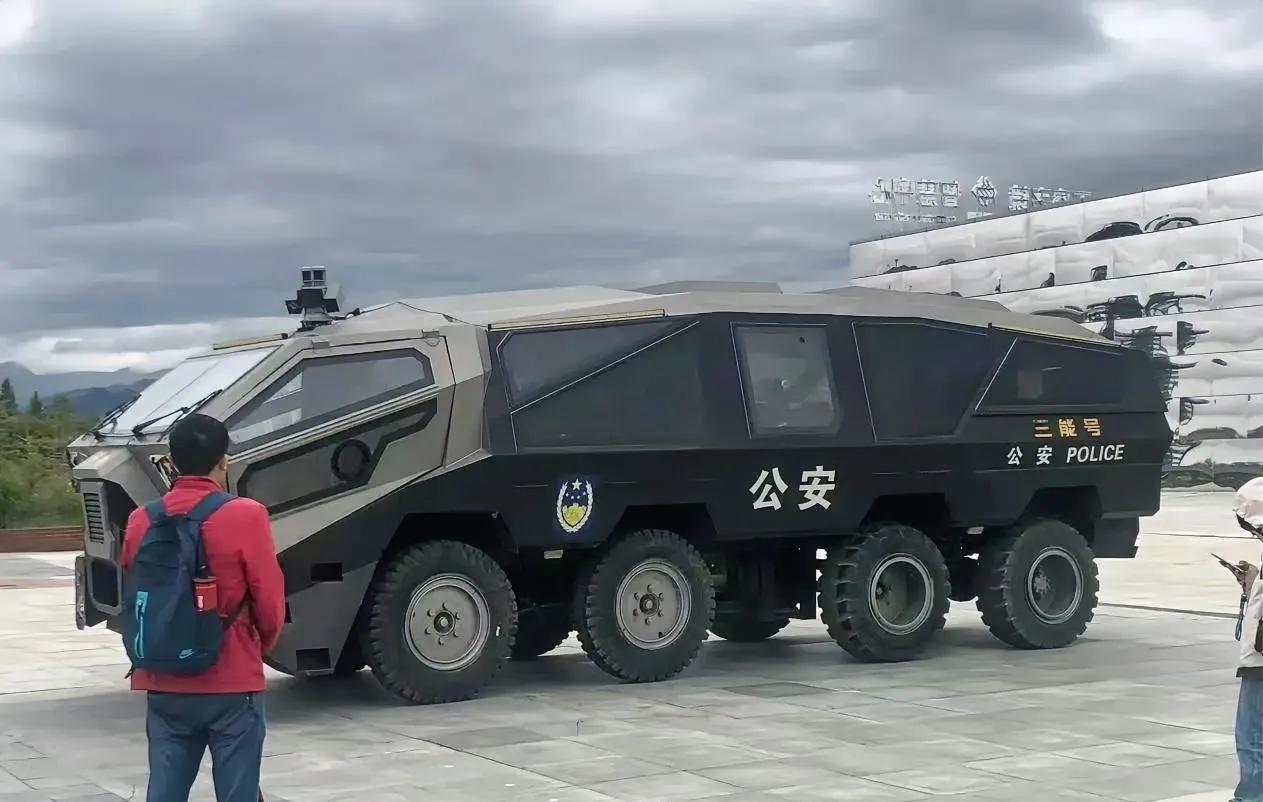 这公安的车太霸气了！这应该不是Ai图，不知道是哪个单位设计的，八轮警车太酷了，