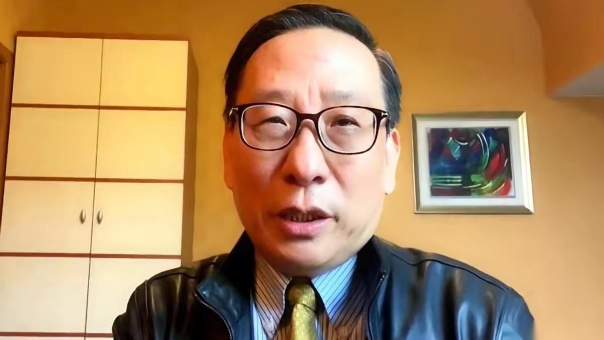 高志凯教授要跟日本极右翼当面对质对方来了好多人，个个穿得板板正正，话筒一拿就