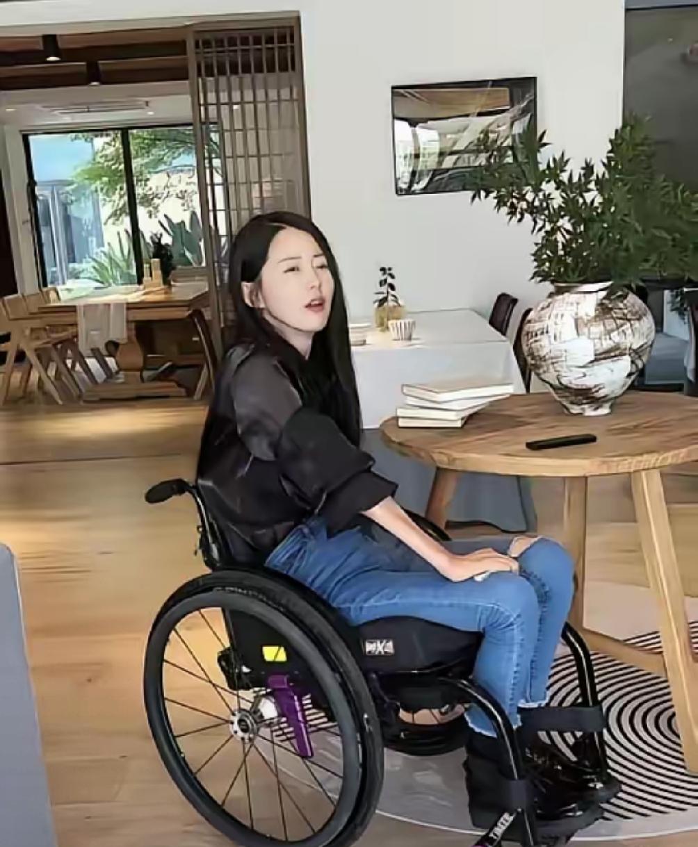 北京一女老师，车祸意外瘫痪，被丈夫抛弃。10年前资助过的穷学生：老师，这辈子我养