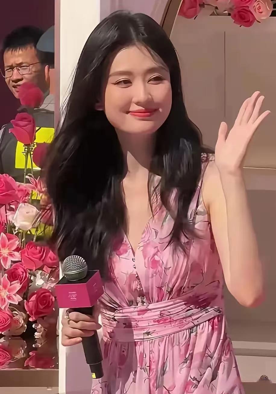 婚后的乔欣，这是幸福肥。我的妈呀，这脸型，发型和妆容，就是一妥妥滴贵妇啊。有些人