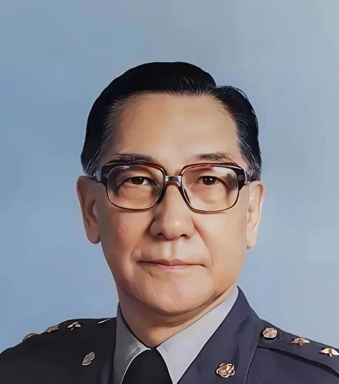 1942年，蒋纬国在潼关当连长，火车上一个上校扇了他一巴掌。他硬扛着没还手，因为