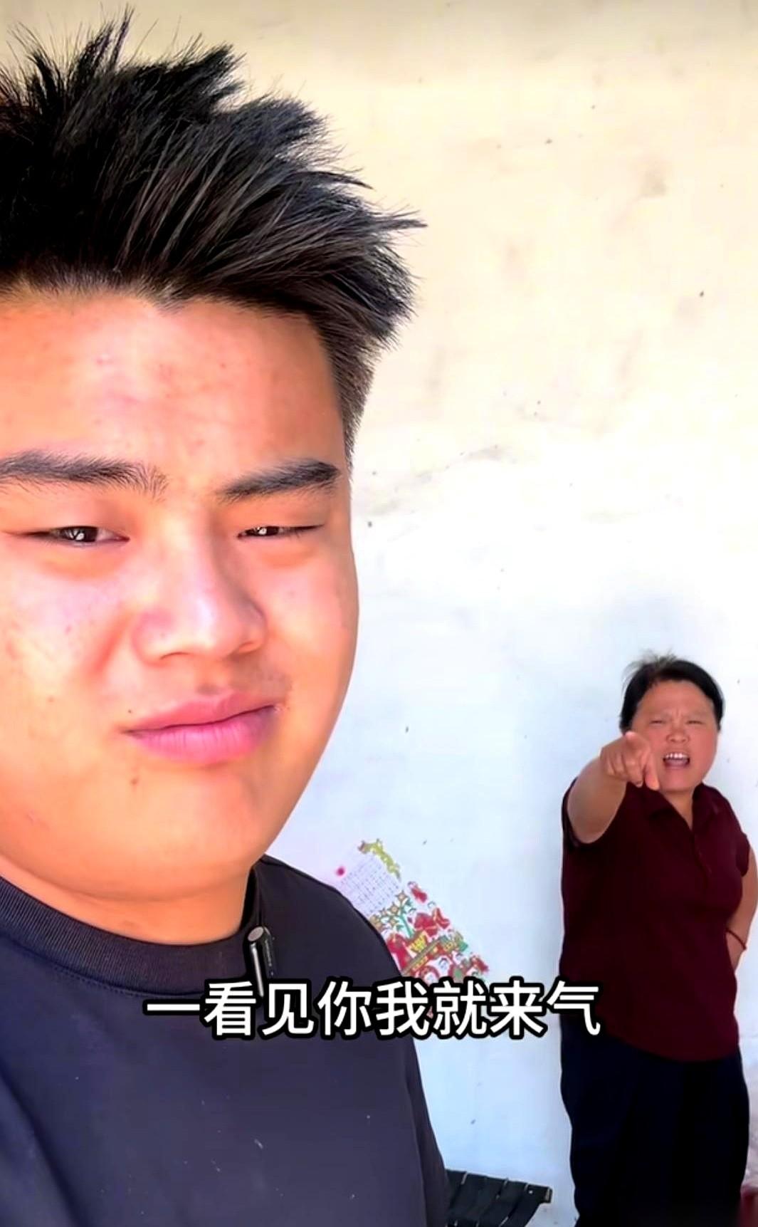 “给老板娘整条好鱼，今天她生日！”后厨里，二顺子这一嗓子喊得，那叫一个响亮。