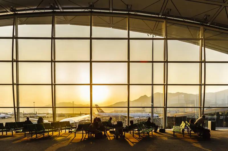 英国男子打砸香港机场自助机器：在香港撒野，法律绝不惯着！除夕清晨，香港机场