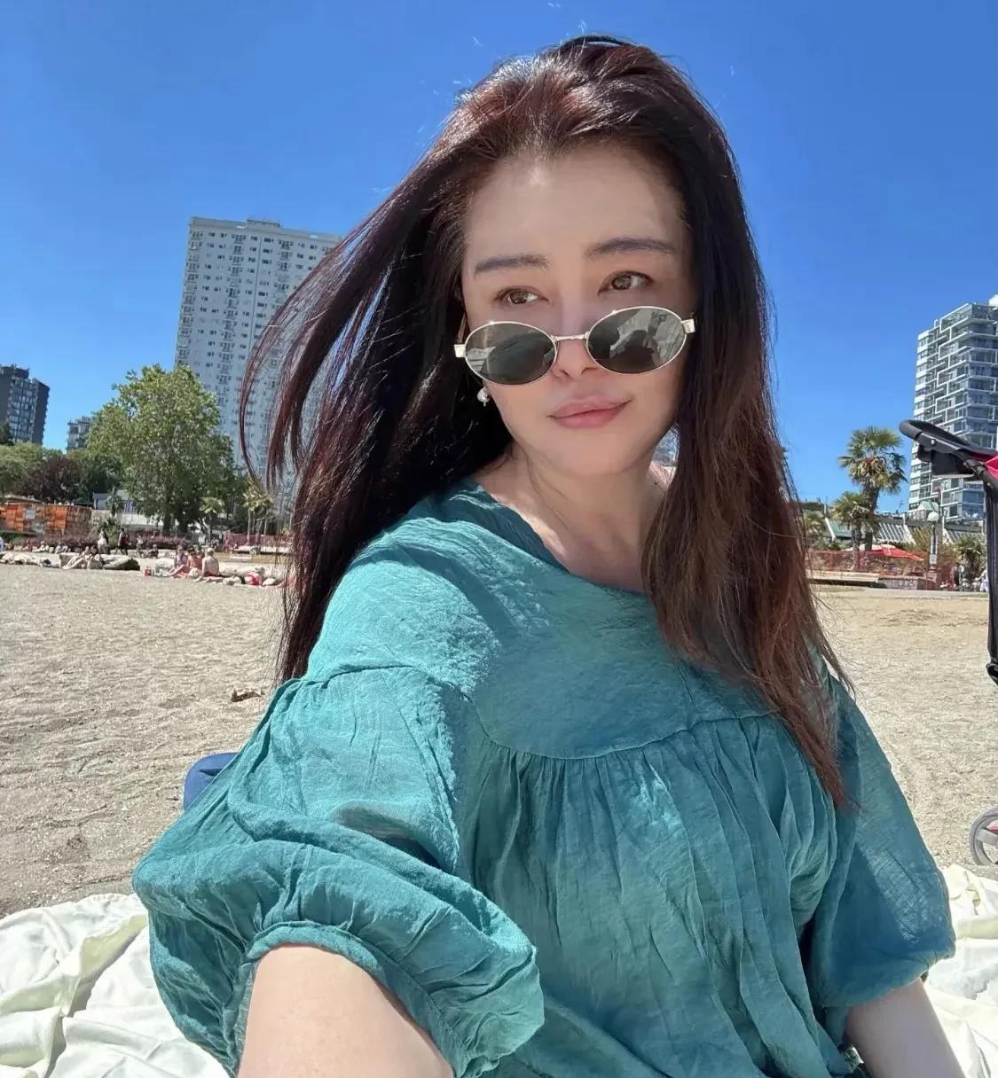 王祖贤这次大大方方地晒图片了！没有口罩，墨镜半摘下，蓝绿色亚麻宽容舒适上衣，依