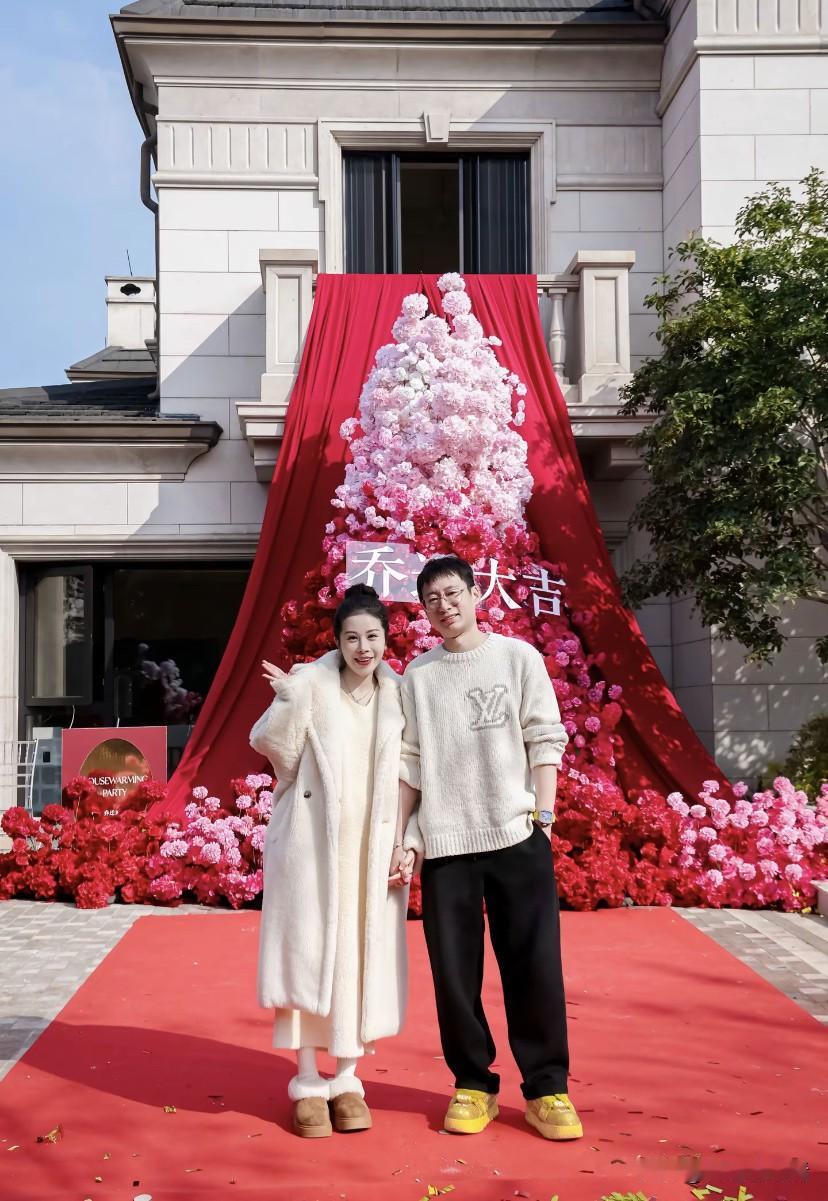 宋玉希搬新家了，别墅装修好了，是在杭州买的两层小别墅，乔迁正好赶上圣诞节，院子里