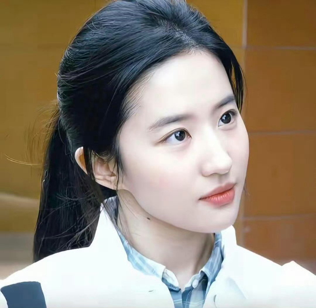 刘亦菲素颜女大亦菲素颜/淡妆的感觉是最无敌的。