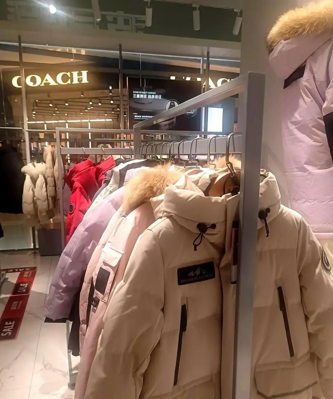 顾客在波司登店里摸到一件羽绒服，标价1099。手伸向吊牌，停住了。90%白鹅