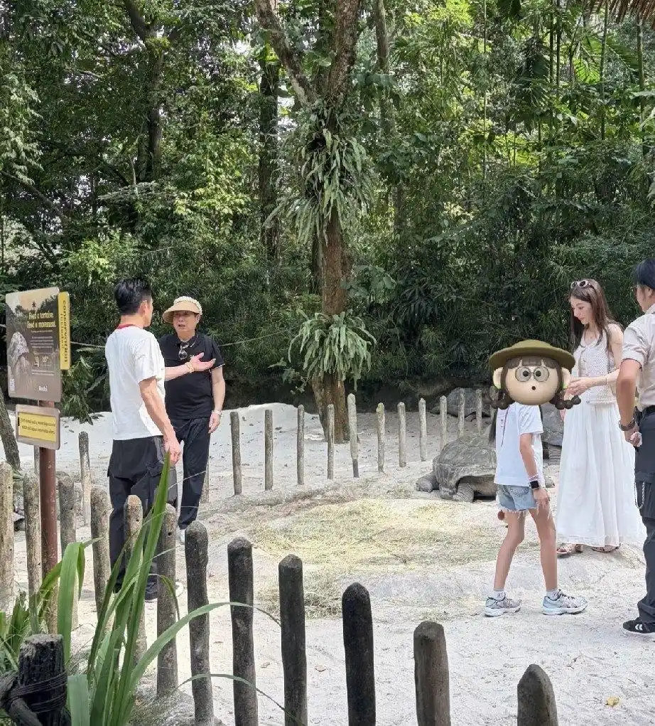 59岁郭富城陪妻子女儿逛新加坡动物园​