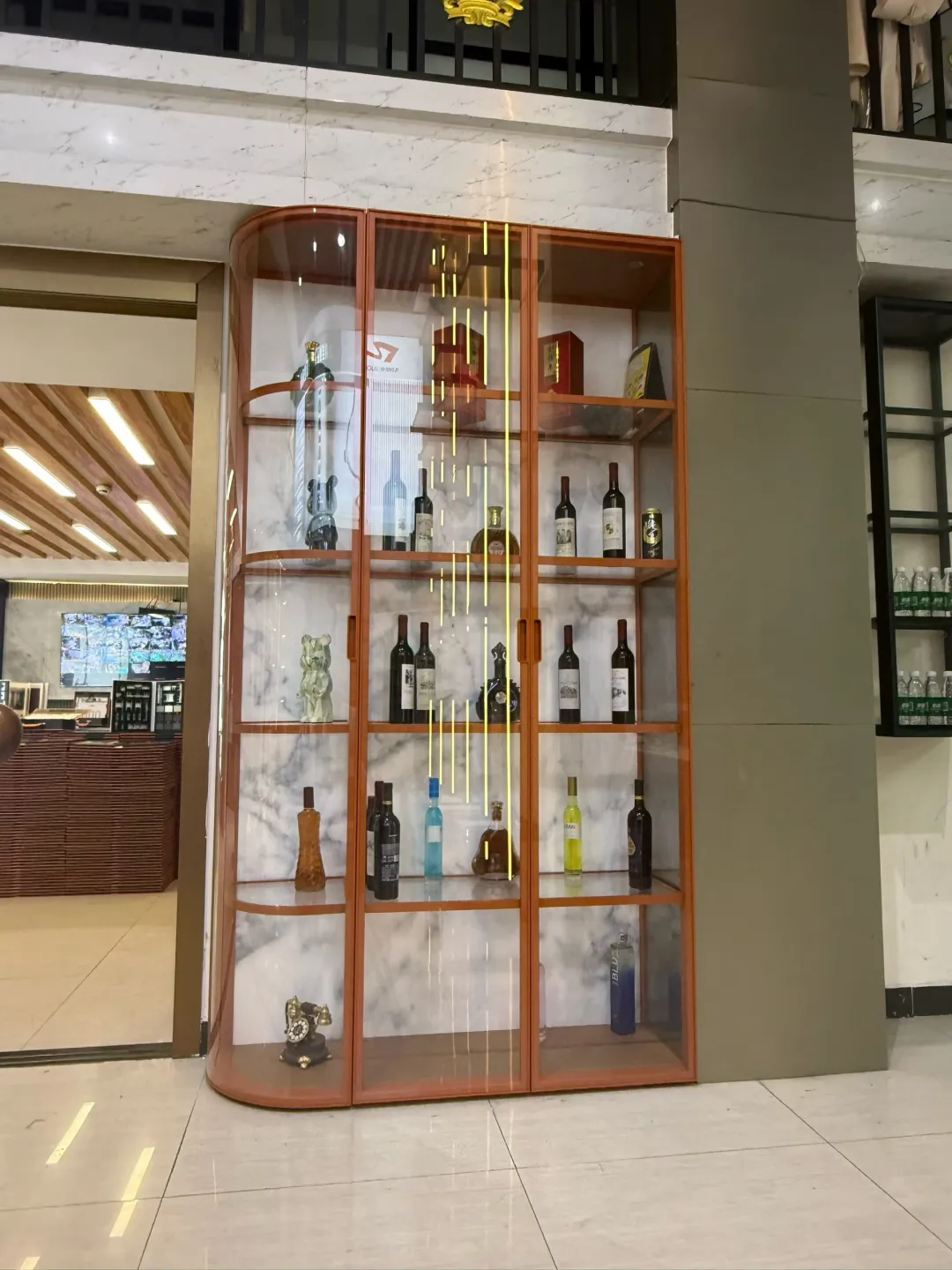 家里酒柜就选圆弧玻璃柜