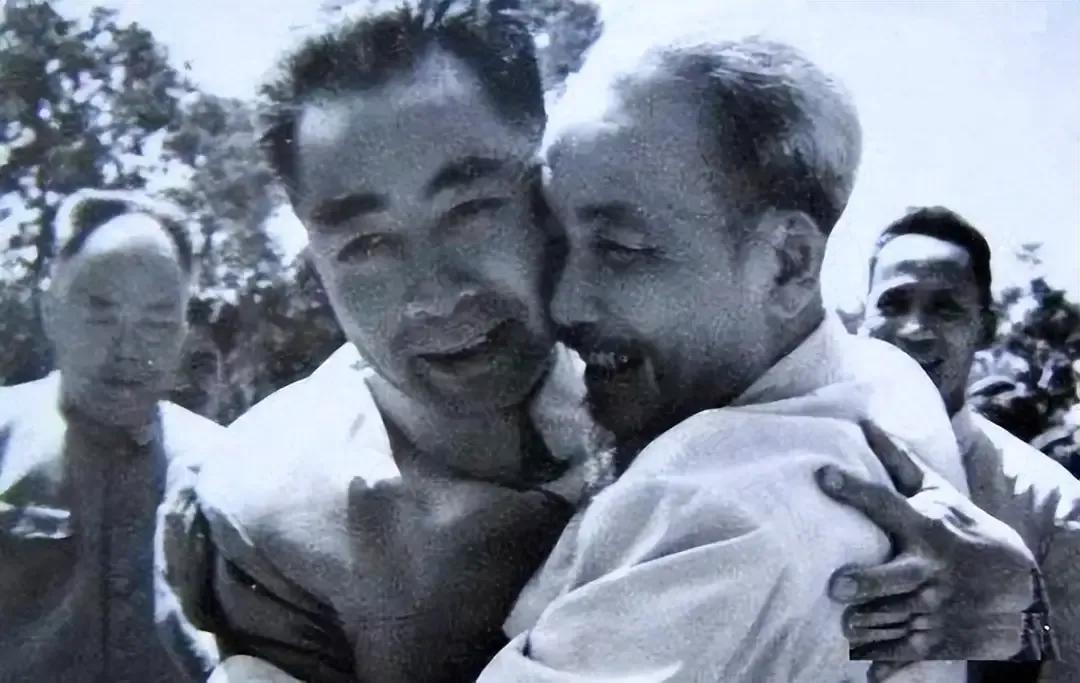 营救胡志明1942年8月28日，胡志明由越南去重庆见周总理，进