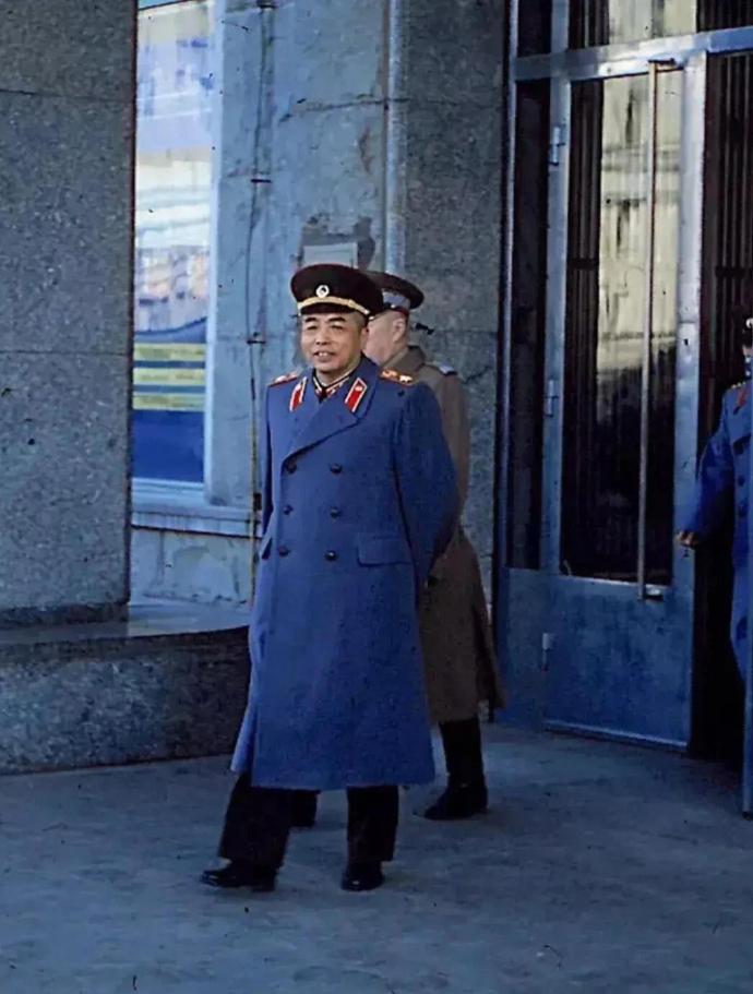 图中的老照片是1959年彭德怀元帅任中国国防部长的时候，带领着军事代表团访问东欧