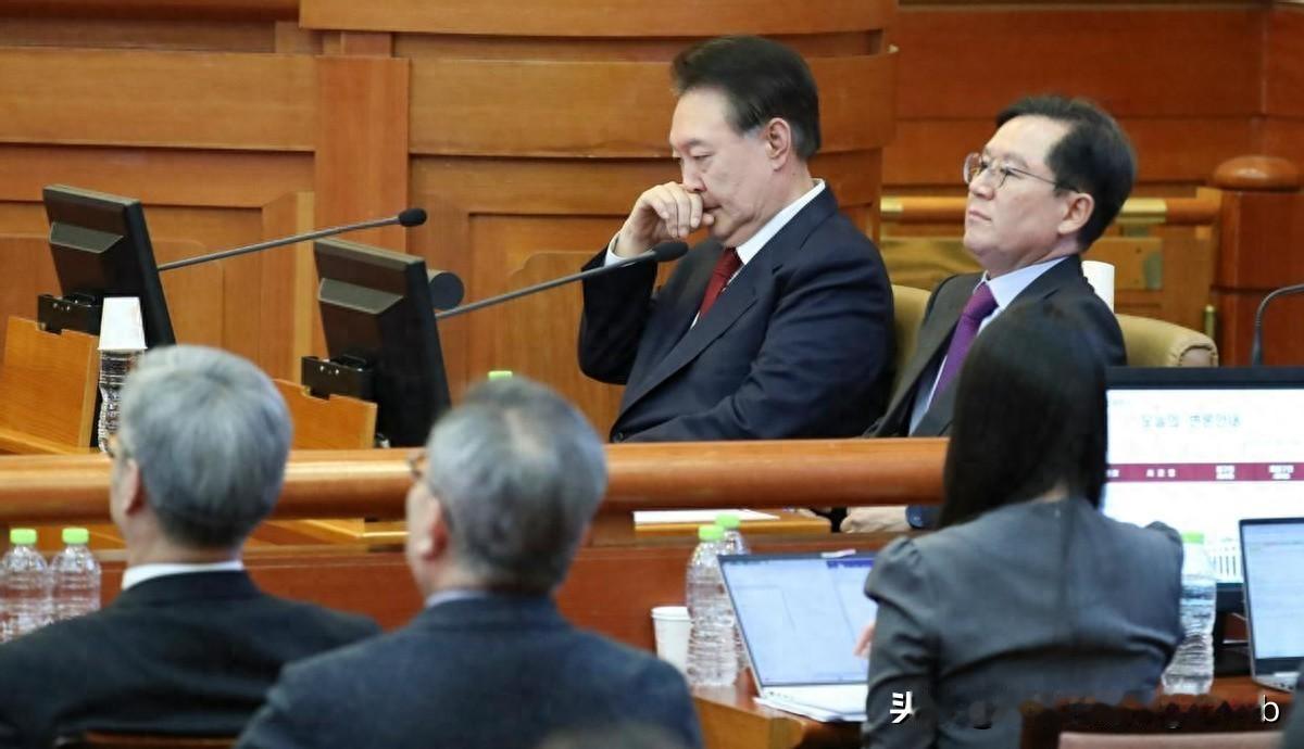 他在那里站了将近90分钟，法庭内静得可怕，连呼吸声都能听清。那天，尹锡悦没有低头