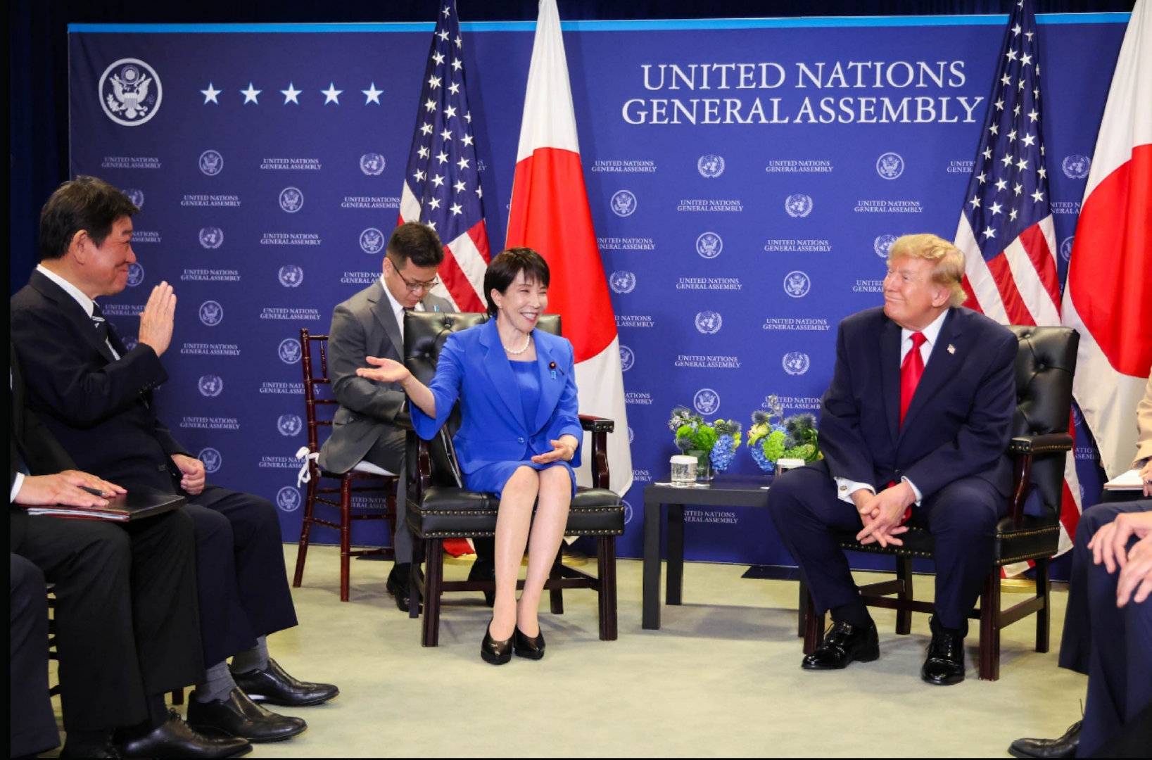 🔻网友分析：日本内阁宣传账号，将一张特朗普对茂木敏充微笑的照片裁剪为看起来“特朗普对高市早苗微笑”