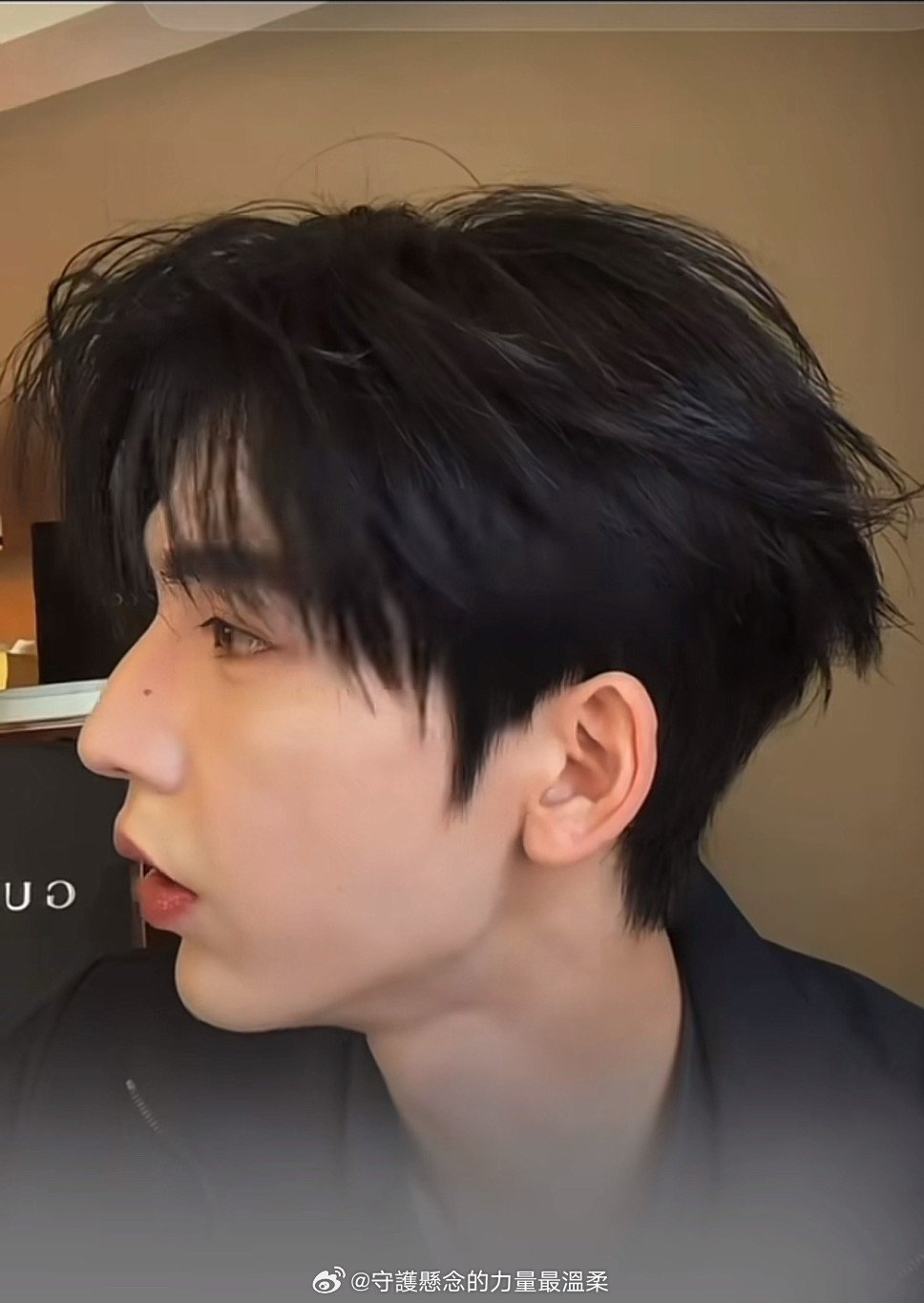 救命命！张凌赫的中国胃实锤了，在纽约也得吃中餐才踏实，对着镜头一口一口吃得超认真