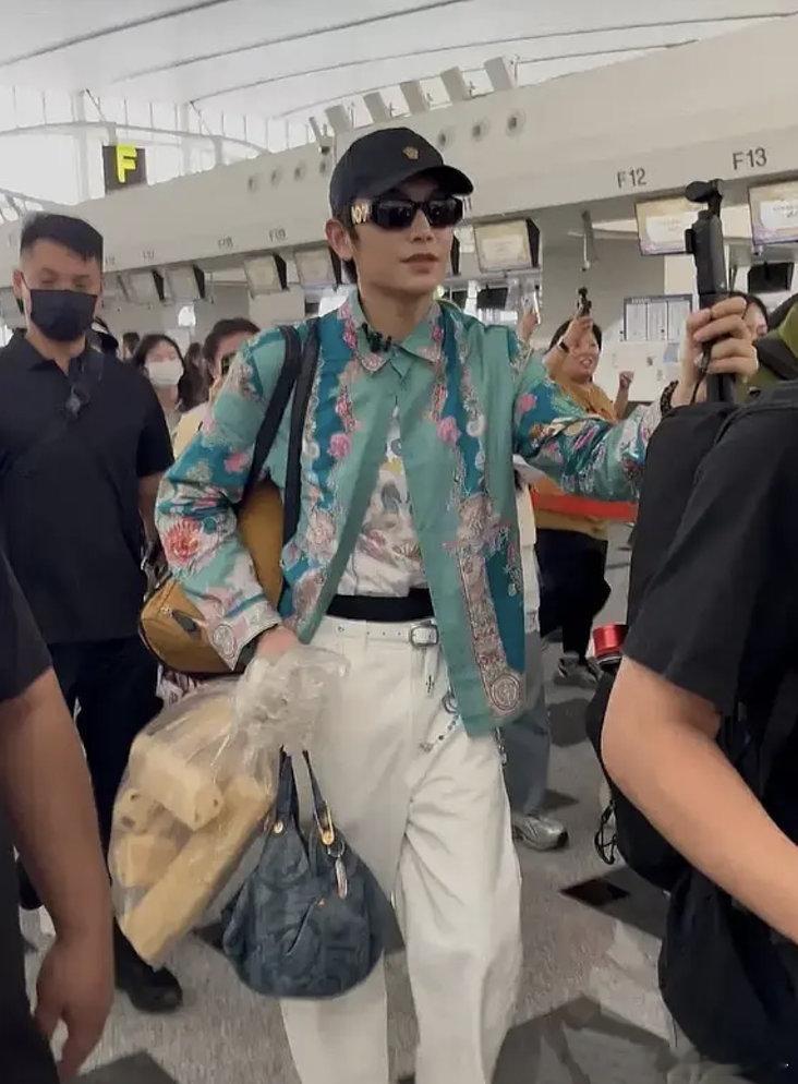 松弛的小丁，大包小包的去赶集啊？​​​