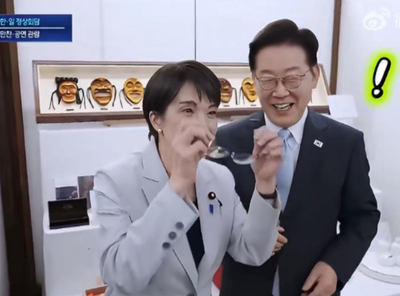 连日本人都看不下去！高市早苗当着全世界记者的面，直接从李在明脸上抢眼镜戴！5