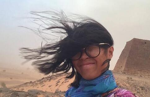 女孩被吹成火星人 独游苏丹麦罗埃金字塔遇罕见沙尘暴