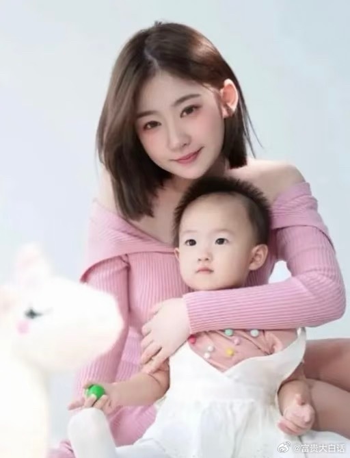 黄一鸣直播崩溃，称女儿被母亲带回老家还不让探视，甚至提和王思聪“复合”这奇葩条件