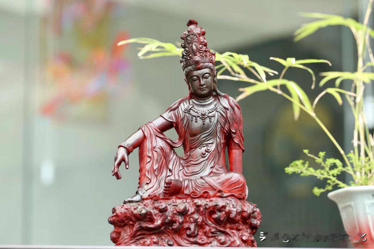 有些观音，是端坐的庄严；但有些，是让人慢下来的自在。这尊小叶紫檀「水月观音