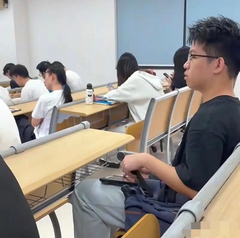 南审的事刚过去，华理又梅开二度。这个女生聪明的多，当时在上课，她察觉自己被拍，