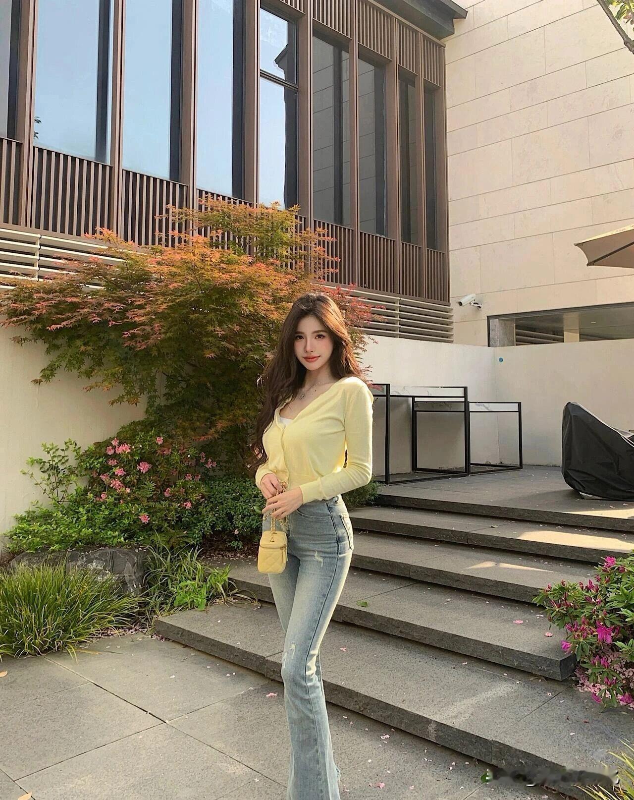 牛仔上身瞬间，时间像被拉回到最亮的黄昏，谁穿谁自带追光，一眼就让人失神。[比心]