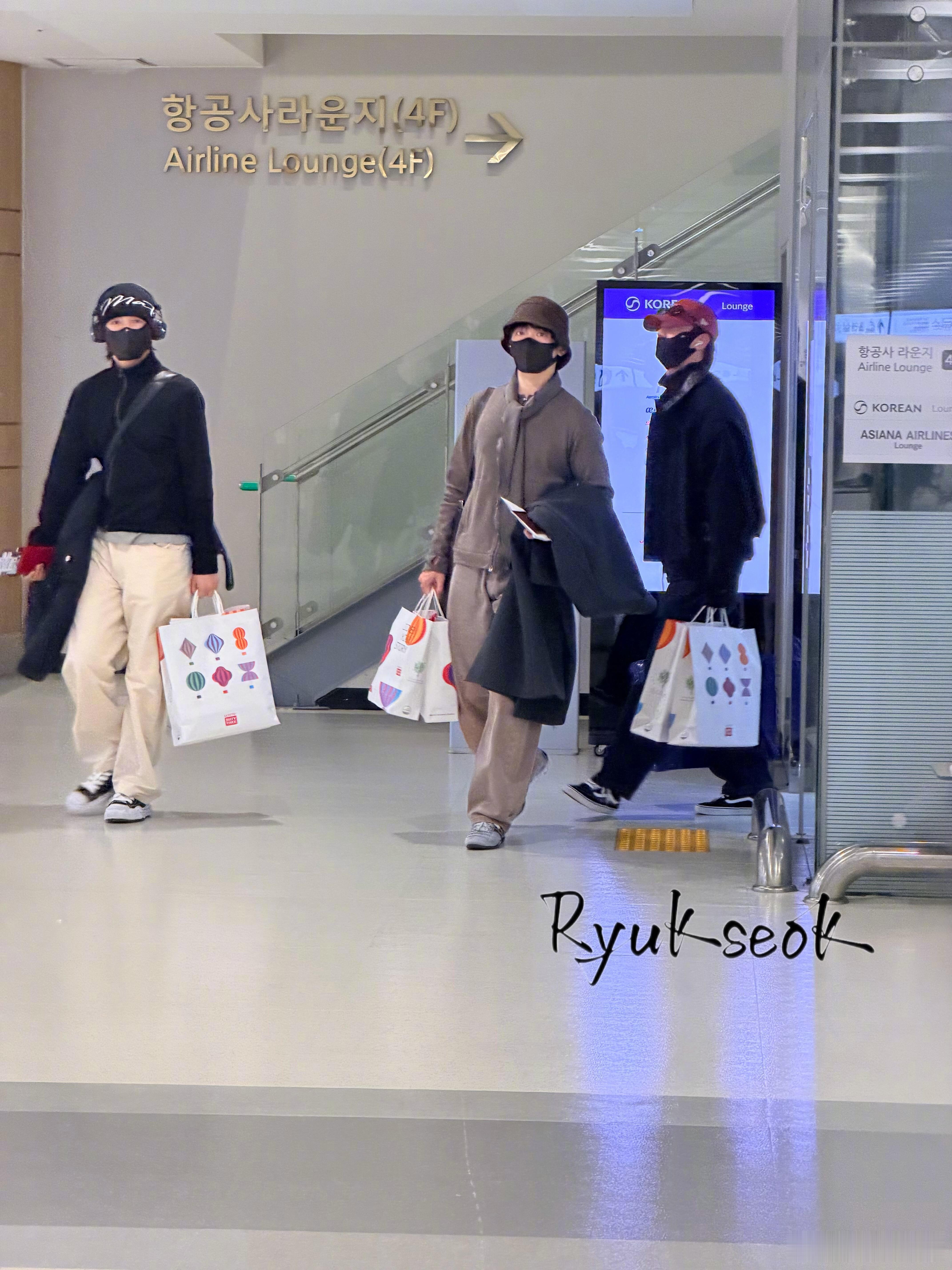 曾舜晞回国复工，评论区催上班的都是亲粉丝