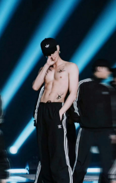 在演唱会独立舞蹈表演《优雅》曲目中，王鹤棣在舞蹈高潮时突然脱去工装外套，露出紧实