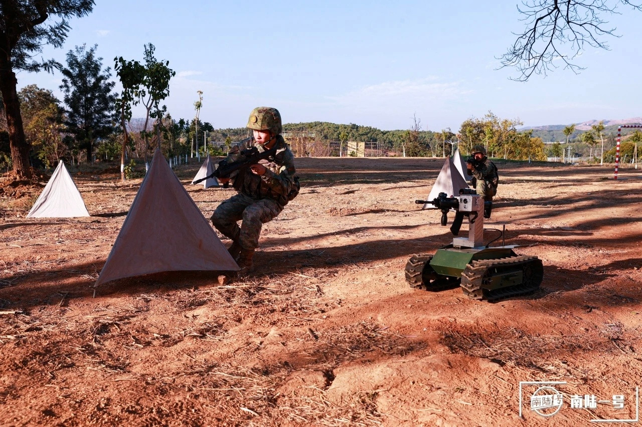 75集团军某旅“坚守英雄连”“有人无人协同”示范课目，191还装了一个摄像头（南