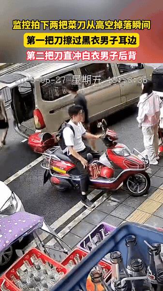 “太惊险了！”贵州，一家便利店门口，有个穿黑衣服的男子在便利店门口搬东西，旁边穿