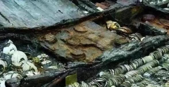 1985年，韩国历时9年打捞出一艘沉船，船内发现了28吨铜钱、22040件瓷器和