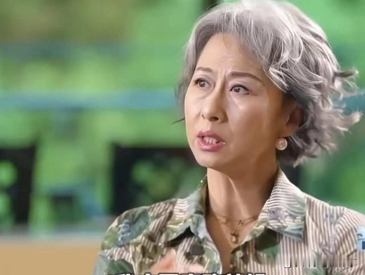 都是60多岁的老年人了，她们是优雅老去的女人，你觉得谁气质上看着更好呢？叶倩文洒