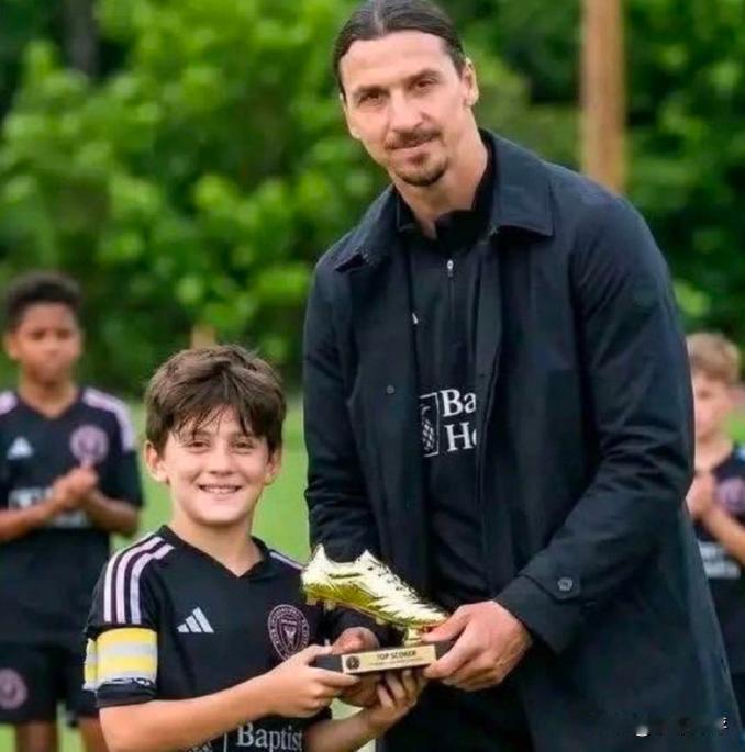 伊布亲口说梅西的儿子能比他爹还强。最近在迈阿密国际U8的比赛里，梅西7岁的小