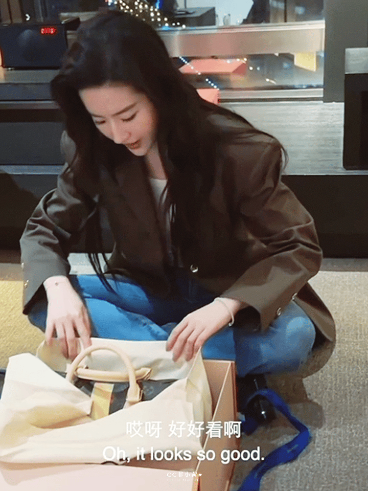 ▷刘亦菲×仙の日常|快乐开箱的菲菲大王~and天仙的鼻子哇！名品啊真