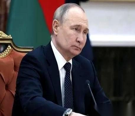 为什么北约的坦克装甲，开到俄乌边境就集体“熄火”了？答案不在谈判桌上，而在那60