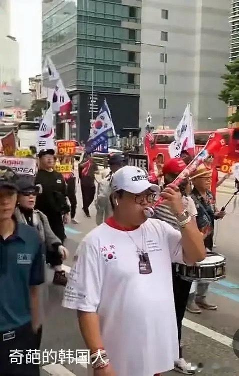 但凡有点脾气的国人，看到韩国人的这副丑态，都不会再萌生去南朝鲜旅游的念头。一个被