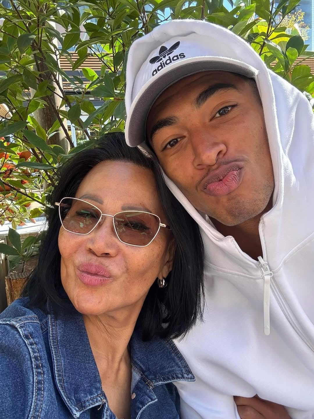 球员们的小假期，贝林厄姆和阿拉巴的妈妈合影。halamadrid​​​​