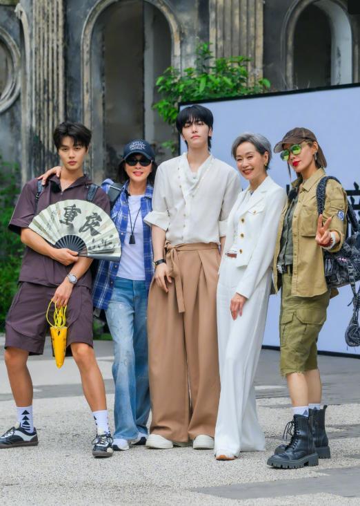 63岁的叶童来《一路繁花2》的重庆站做飞行嘉宾了，刘嘉玲马上过去问候并叫她叶童姐