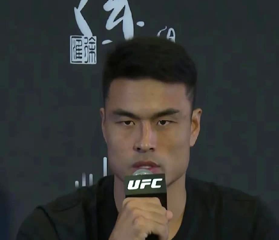 银行卡里只剩三位数。这是UFC名将张名扬，输掉一场比赛后的处境。