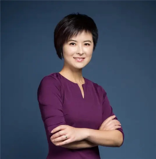 2015年，42岁的“央视名嘴”张泉灵辞职后，趁60岁的老公不注意，带着147万