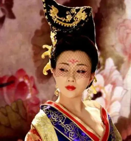 649年，李世民躺在床上奄奄一息，他看着25岁貌美如花的武则天，不放心地问：“朕
