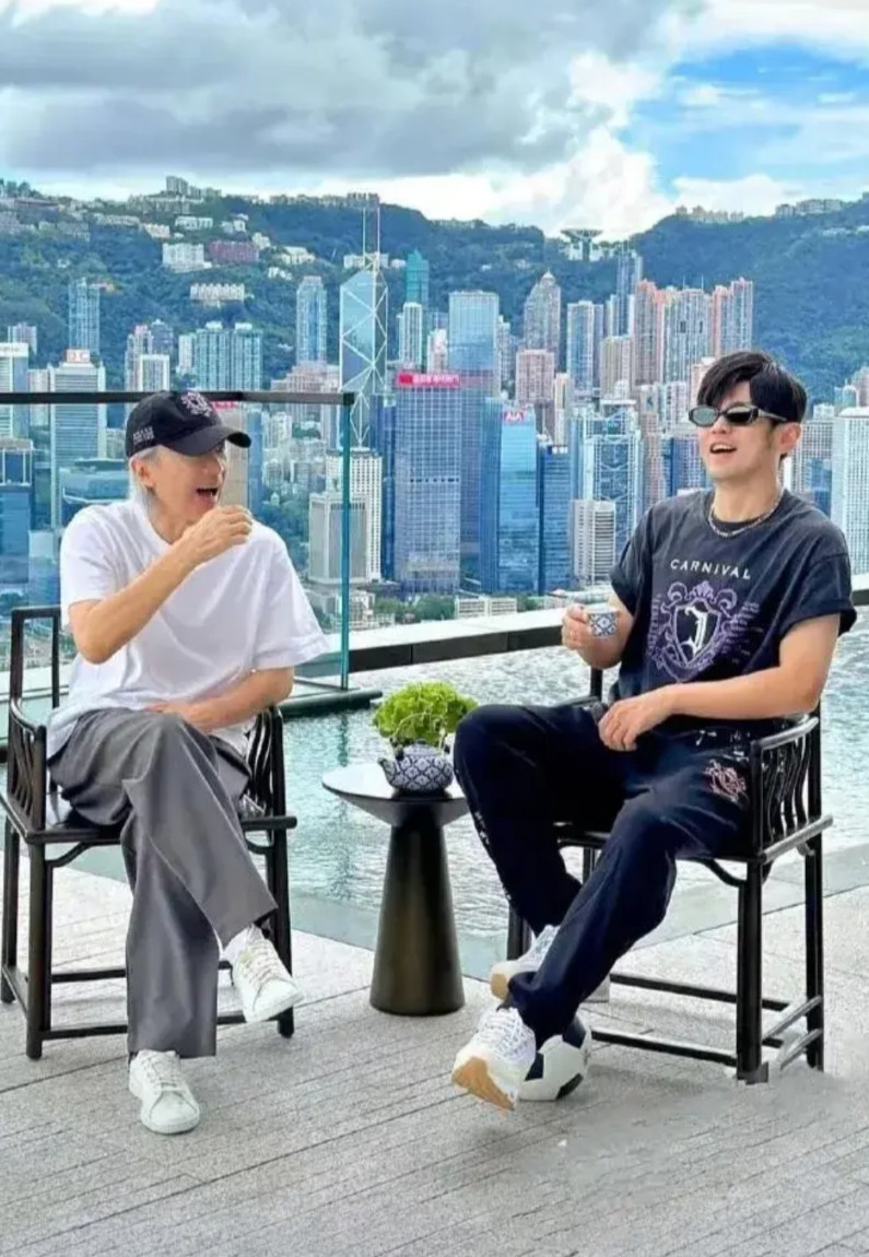 7月2日，星爷在社交平台晒自己和天王周董的户外合影照，两人背靠香港城市美景，两人