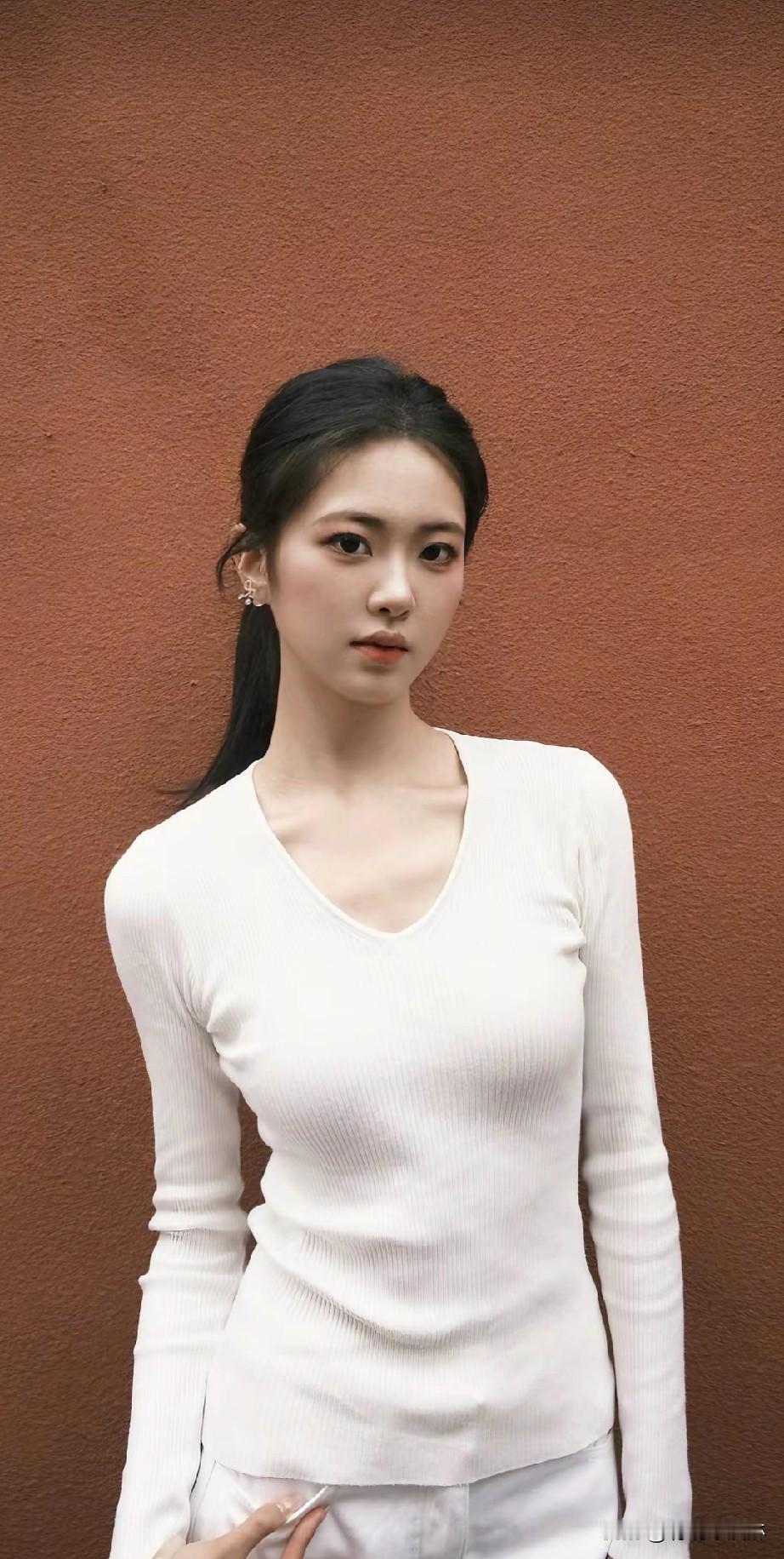 简约白衣少女，静谧如秋日暖阳。