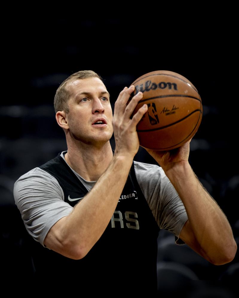 拿着360万美元的全额保障合同，在场上站得像个电线杆子，比永博正把马刺球迷的血压