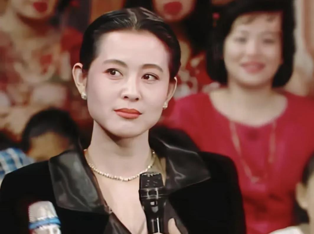 陈凯歌的眼光真的绝了，陈红真的好漂亮！倪萍也是挺漂亮的。前妻洪晃也是个清秀美