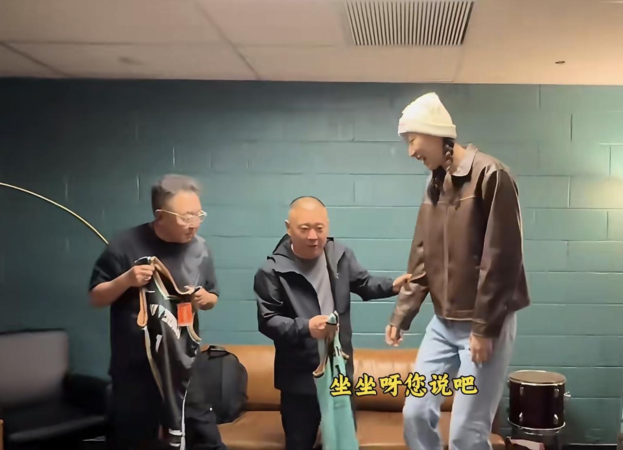 韩旭：郭老师，于老师，纽约队服，专门给您二位带的。郭德纲：哟，这金贵啊。说你